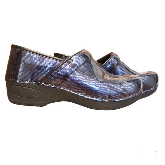 Dansko Blue/Black, Patent Leather Clogs, Size 39/8.5 - Picture 5 of 8
